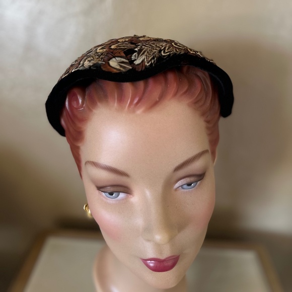 PRETTY 1950\'s PHEASANT FEATHER COVERED COCKTAIL HAT EDGED IN BLACK VELOUR main image 2